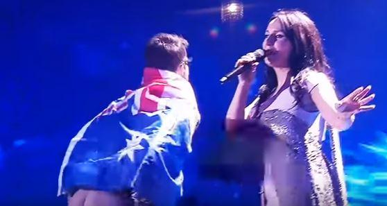 "Eurovision"da qalmaqal - səhnəyə çıxıb arxasını açdı