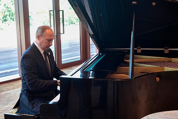 Rəsmi səfərə gedən Putin piano çaldı - video