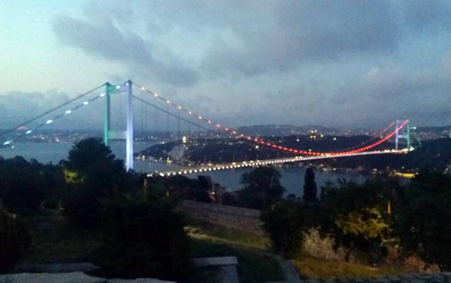 İstanbul körpüsü Azərbaycan bayrağının rənglərinə büründü