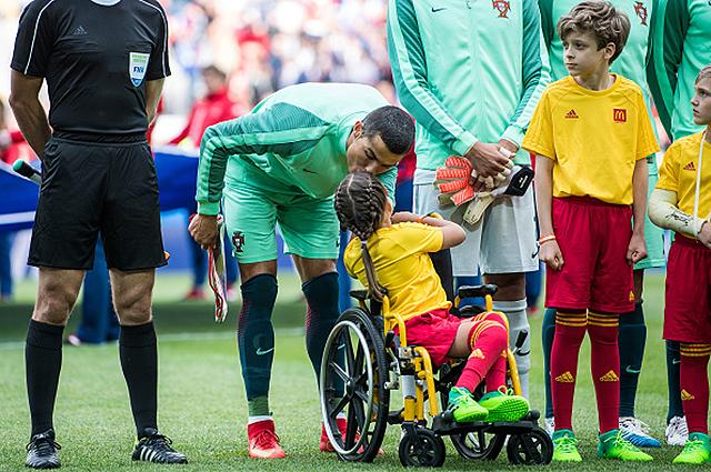 Ronaldodan 10 yaşlı əlil qıza jest - fotolar