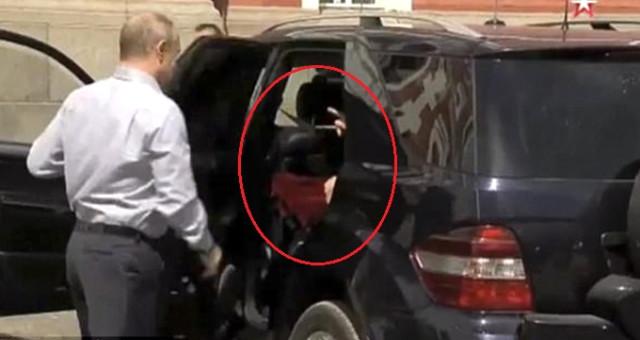 Putinin avtomobilindəki qırmızı libaslı qadın kimdir? - Kremldən açıqlama
