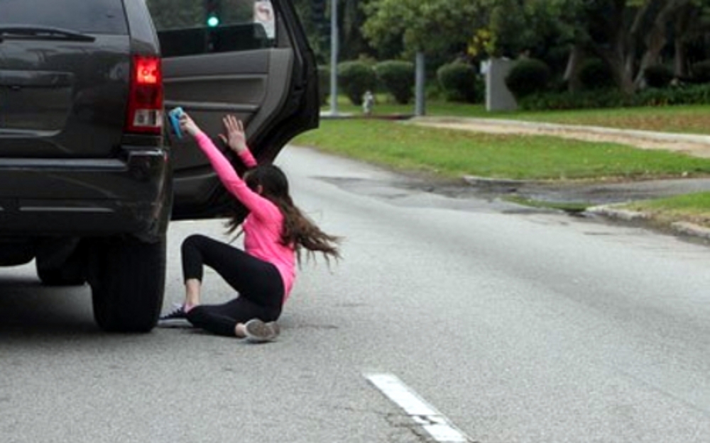 Девушка писает на обочине дороги спрятавшись за авто фото