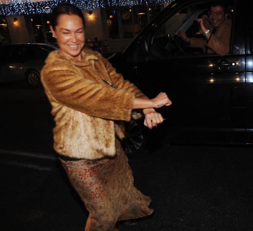 Hülya Avşardan küçənin ortasında “Gangam Style” rəqsi (Fotolar)