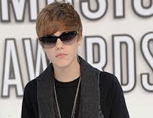 Castin Biber pərəstişkarına təcavüz etdi 