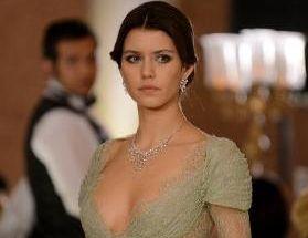 Beren Saat fərqli görünüşdə