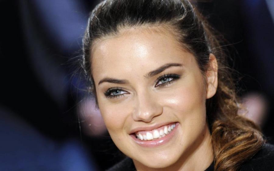 Adriana Lima Bakıya gəlir