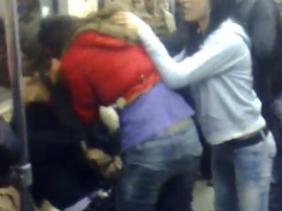 Bakı metrosunda qızlar saçyolduya çıxdı