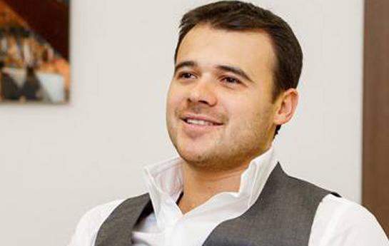 "Hər həftə ailəmi görmək üçün ora uçuram" - Emin