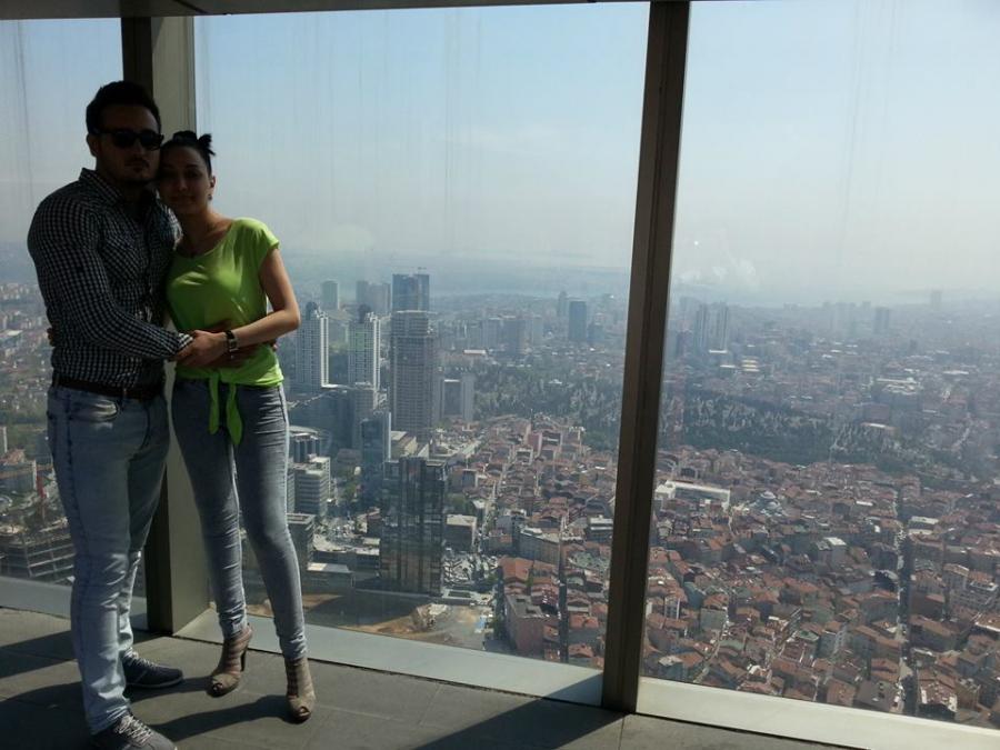 Yenicə toyu olan müğənni bal ayında  (Foto)