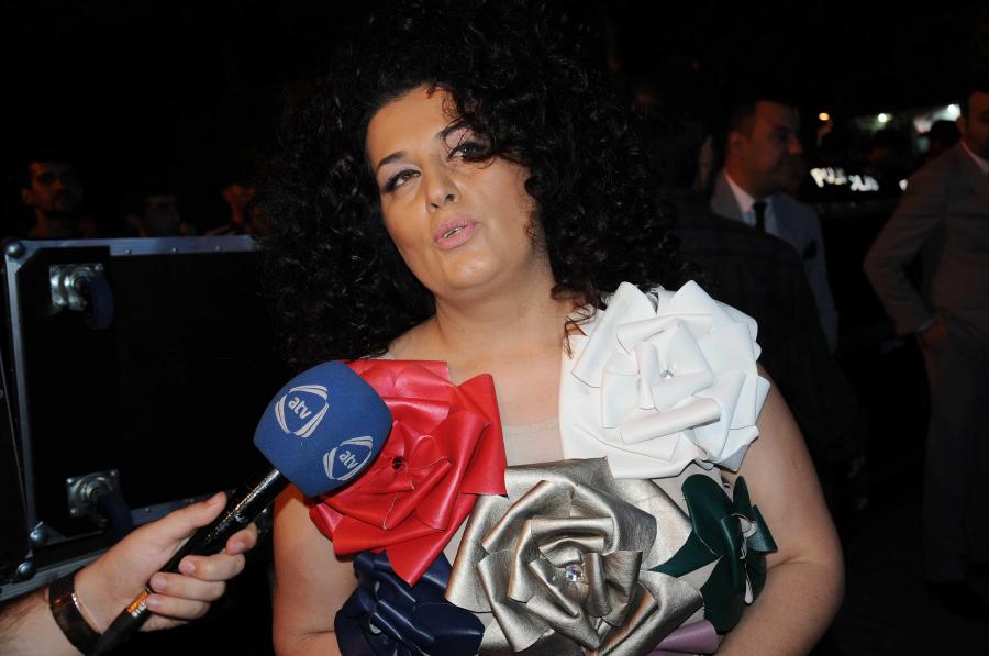 Əməkdar artistdən qeyri-adi libas