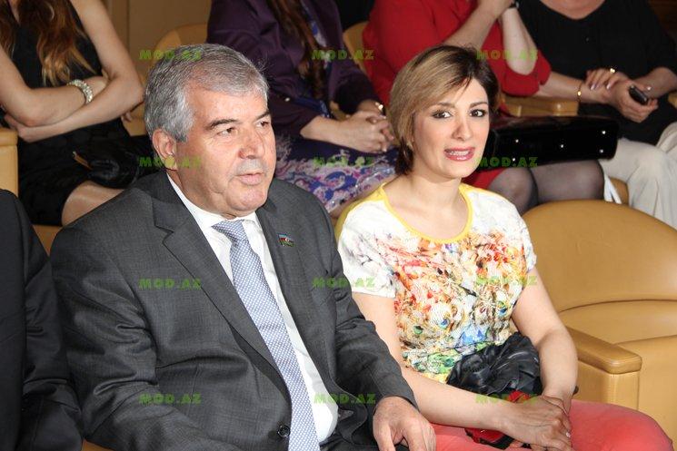 Müğənni millət vəkilinə belə yaxınlaşdı