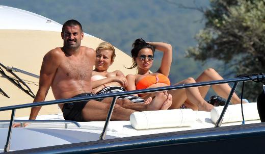 Volkan Belçika gözəliylə istirahətdə (Foto)