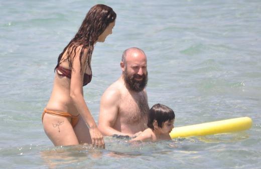 "Sultan Süleyman" xanımıyla çimərlikdə  (Foto)
