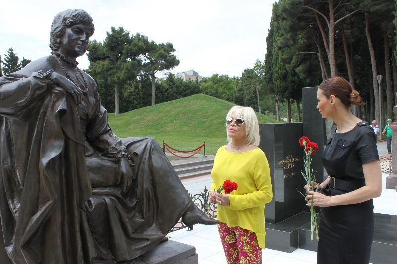 Ajda Pekkan Şəhidlər Xiyabanında  