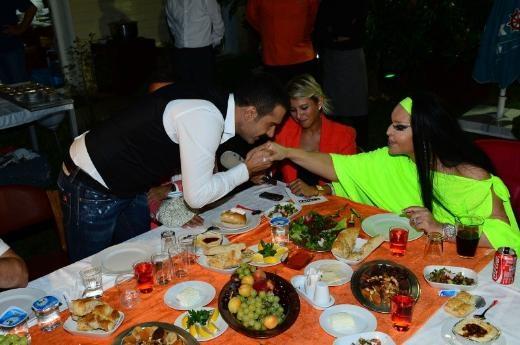 Əlini öpdürüb pul payladı