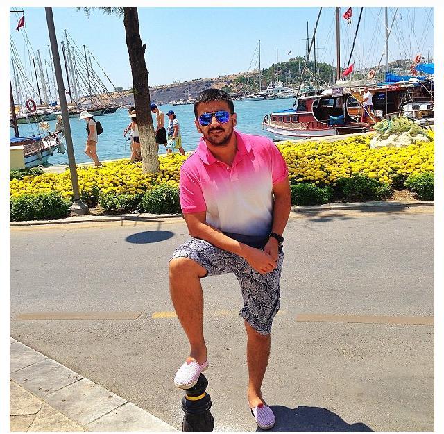 Əməkdar artist qoluna döymə etdirdi (Foto)