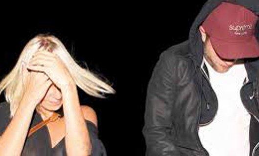 Məşhur aktyor özündən 12 yaş böyük sevgilisi ilə (FOTO)