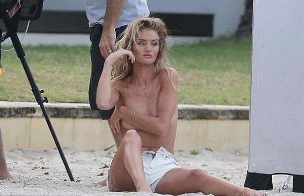 Tanınmış modeldən yarıçılpaq fotosessiya