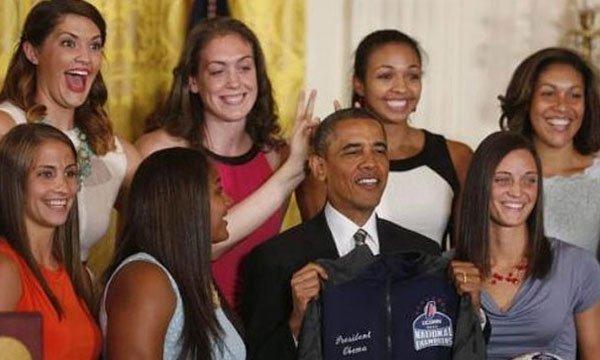 Qızlar Obamanın başına oyun açdı (Video)