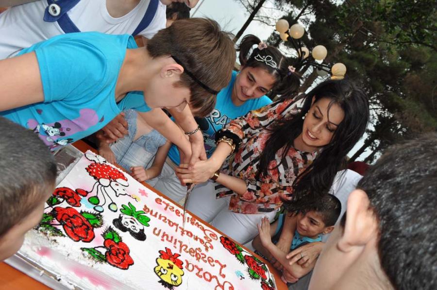 Müğənnidən bir gündə iki xeyriyyə tədbiri  (Foto)