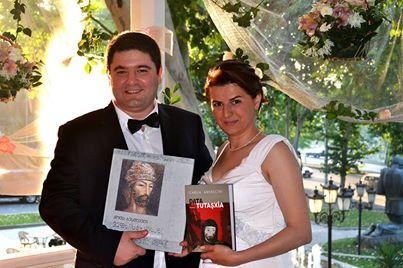 Məşhur yazıçı xanımın toyu oldu