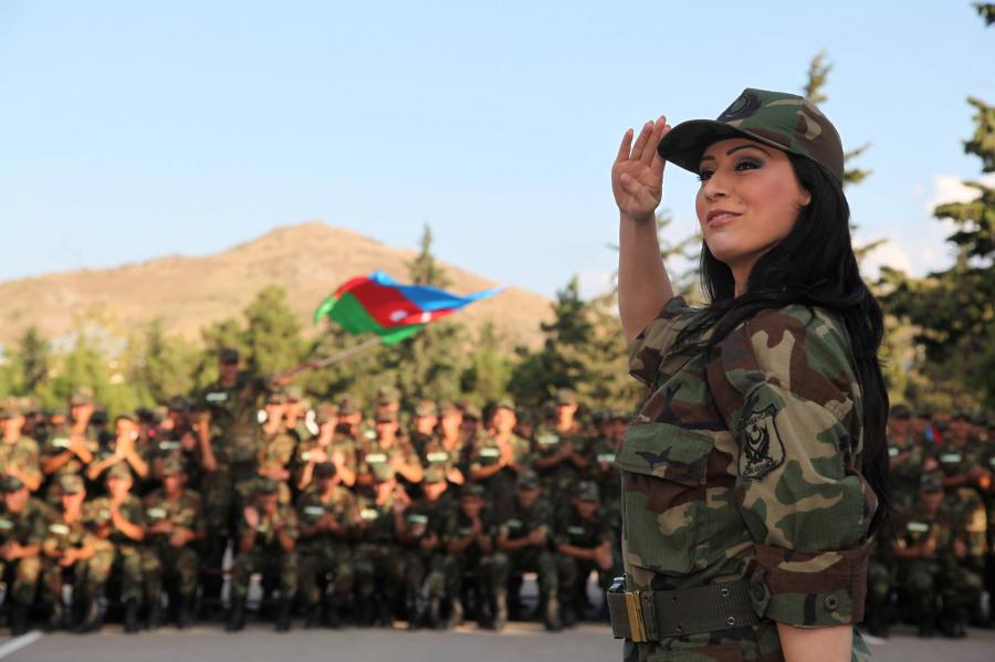 Roza əsgər paltarı geyindi