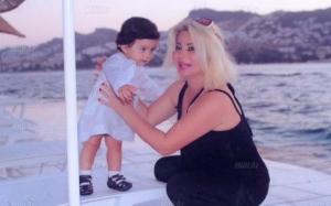 Müğənninin gizlətdiyi oğlu ilə fotosessiyası