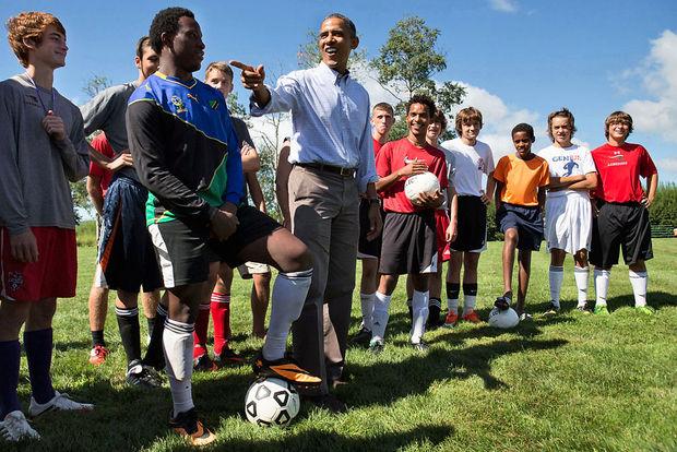 Prezident futbolçu qızlarla görüşdü