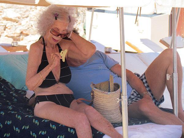 87 yaşlı hersoqinya çimərlik geyimində  (Foto)