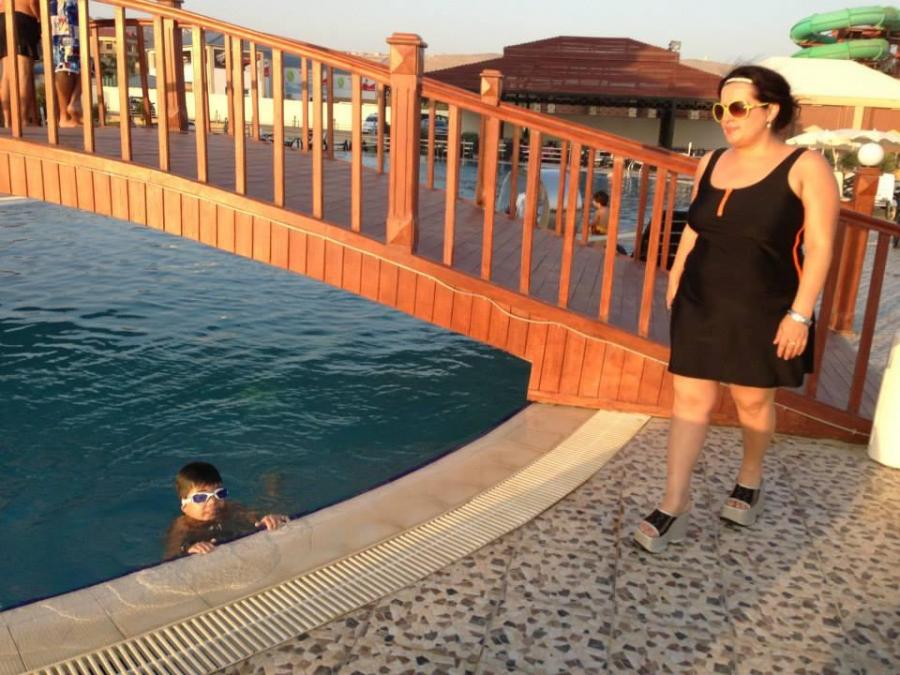 Elza ailəsi ilə hovuz kənarında (Foto)