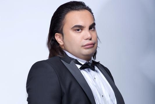 Azərbaycanlı kişi modelyer silikonlarını çıxardı