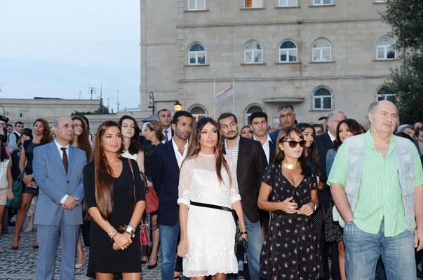 Mehriban Əliyeva və qızı sərgidə  