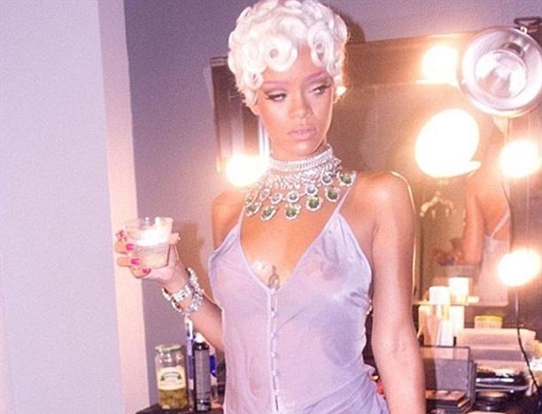 Rihannanın yeni klipindən açıq-saçıq  fotolar