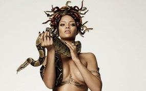 Rihanna soyunaraq ilana sarıldı - Fotolar