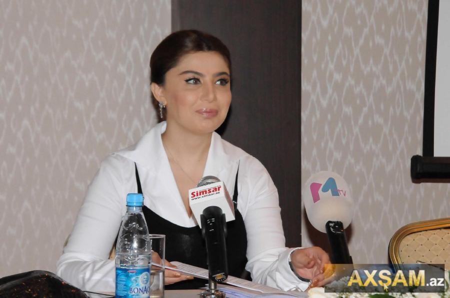 Ruhi səs verərkən şəkil çəkdirən sənətçilərə söz atdı 