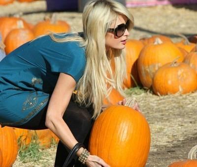 Paris Hilton balqabaq seçərkən - Video