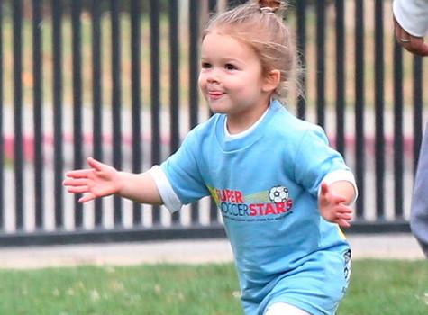 Bekhemin 2 yaşlı qızı futbol meydançasında - Fotolar