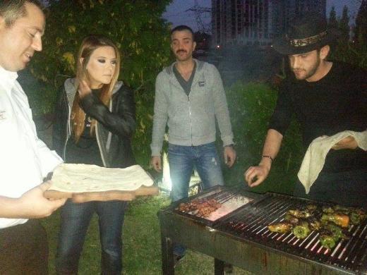 Dəmət Akalın əri ilə kabab bişirdi - Fotolar
