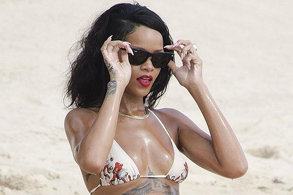 Rihanna dənizdən doymur
