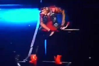 Castin Biber Argentina bayrağını təpiklədi - Video 