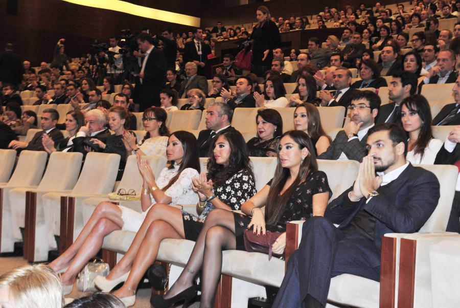 Mehriban Əliyeva və qızları film təqdimatında - fotolar