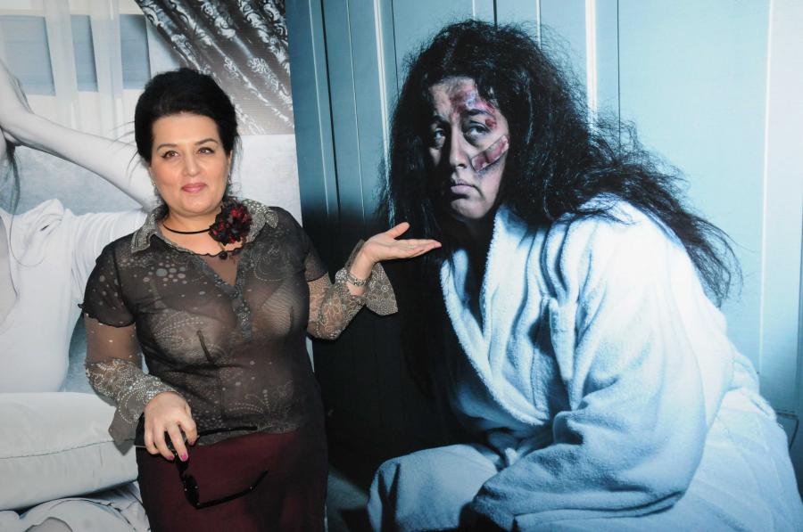 Elza Seyidcahan transparan geyimdə