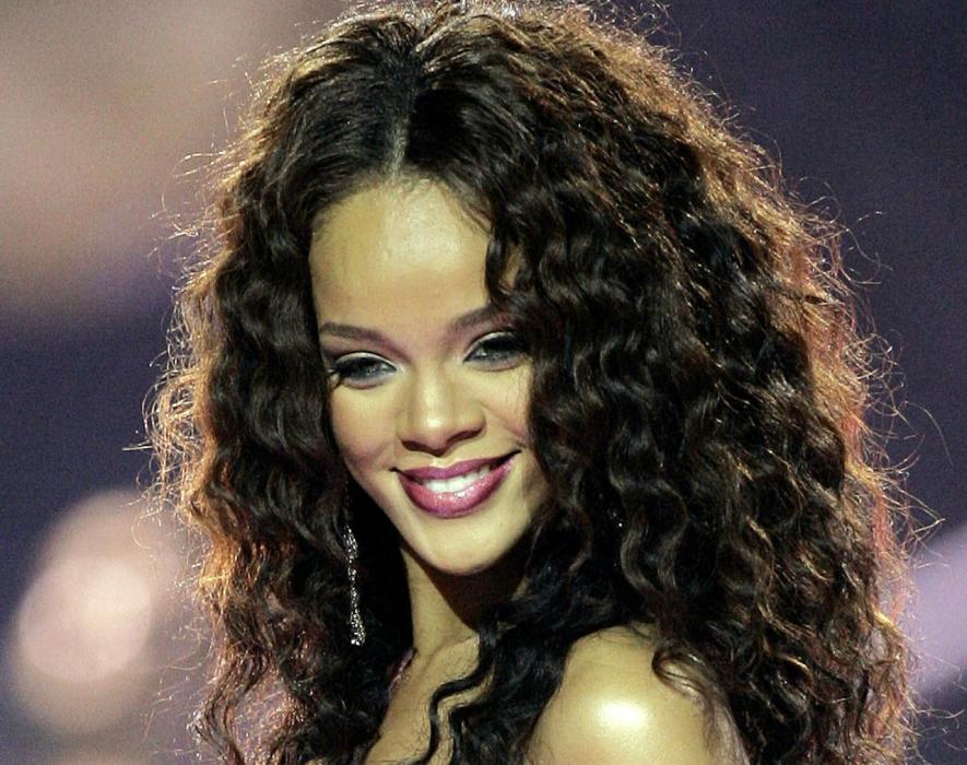 Rihannadan 9  fərqli saç stili