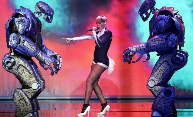 Rihanna ilə rəqs edən robot Bakıda -  fotolar
