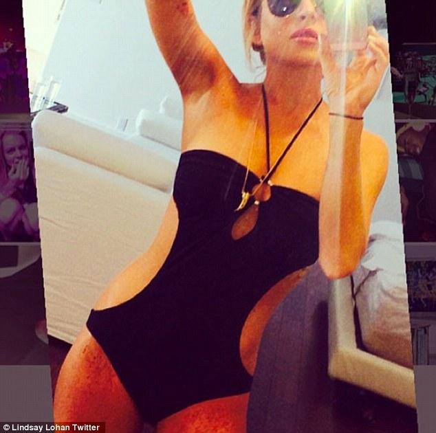 Lindsey Lohan bədənini nümayiş etdirdi