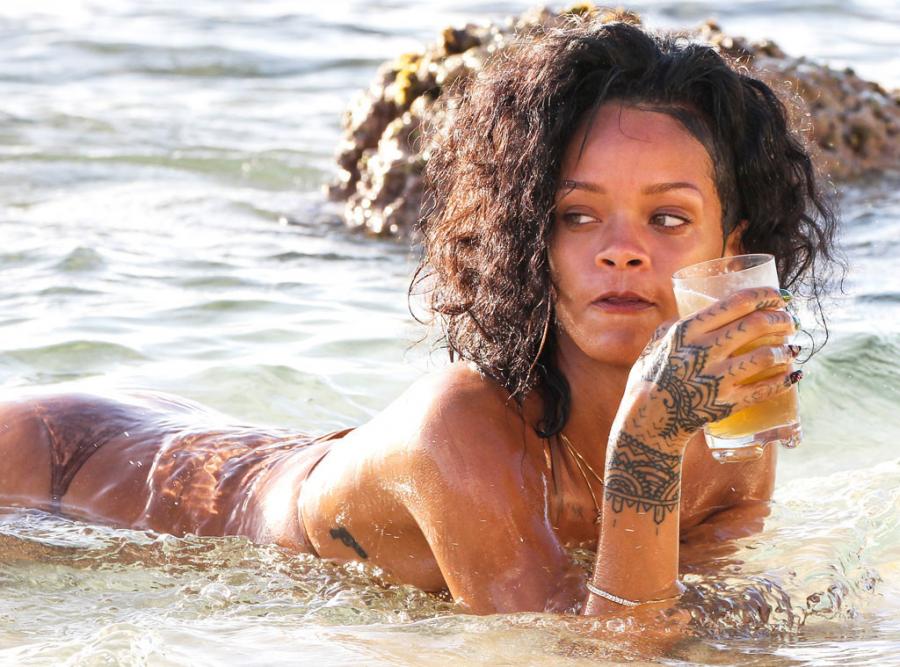 Rihanna bir qədəh şərabla dəniz kənarında - fotolar