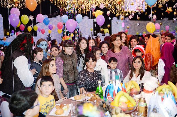 Mehriban Əliyeva qızları ilə Yeni il şənliyində -  fotolar