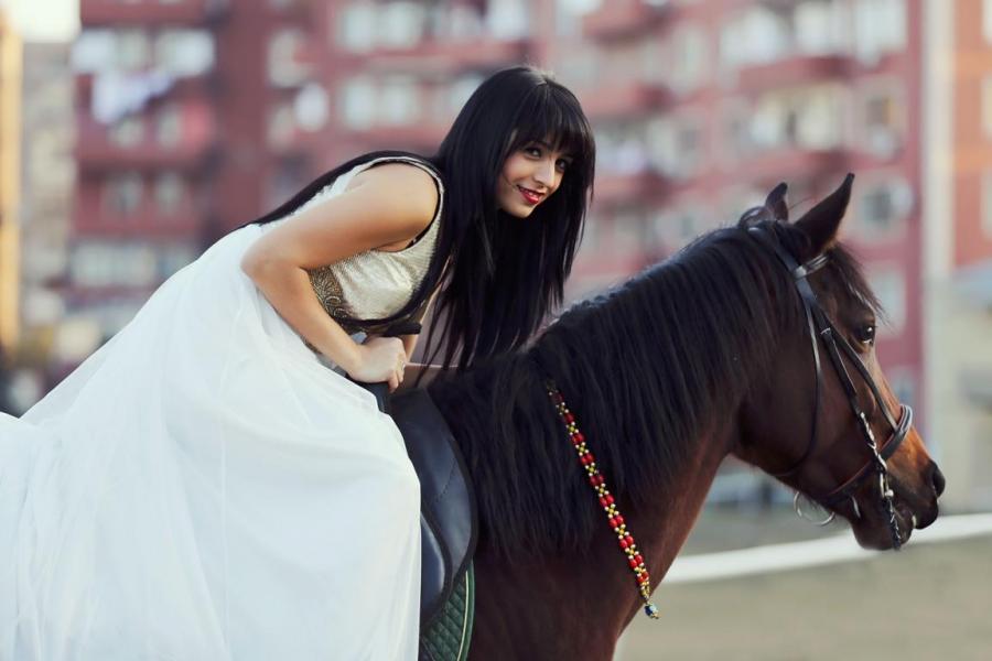 Azərbaycanlı model atla fotosessiya etdirdi 