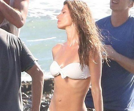 Məşhur modelin çimərlik geyimində fotosessiyası