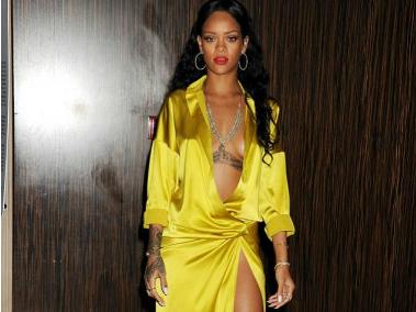 Rihannadan sinə dekolteli sarı libas